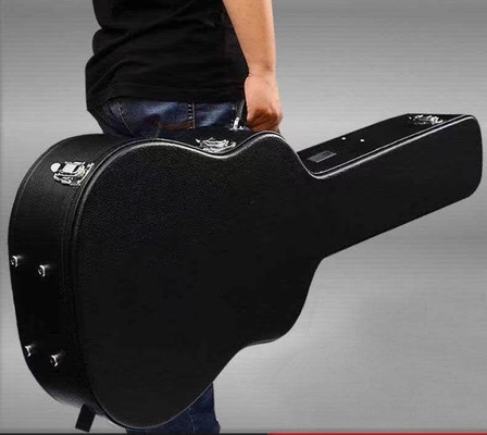 Caso classico di volo della chitarra di Plywooden con la maniglia per il trasporto riempita